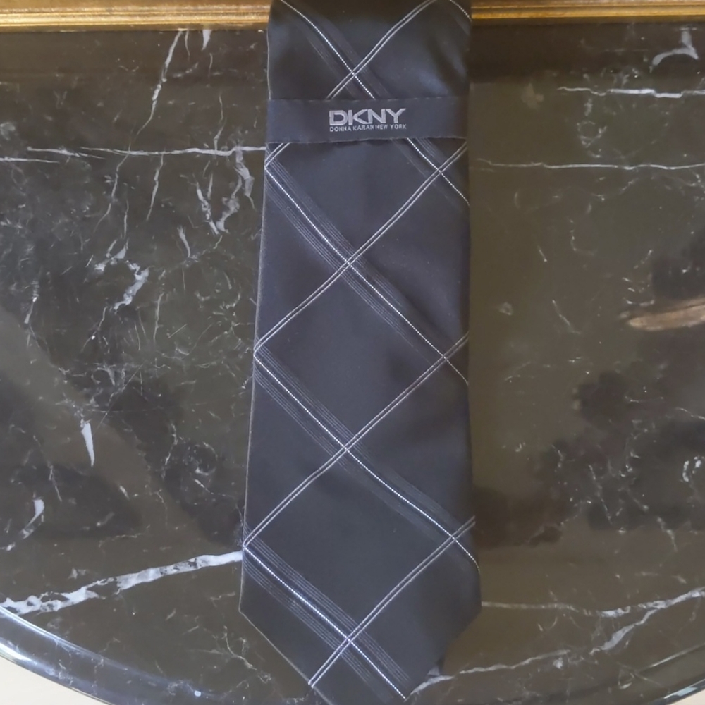 DKNY 100% silk tie. Black. NWT.